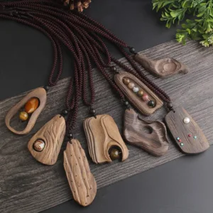 Ancien collier africain en bois artisanal