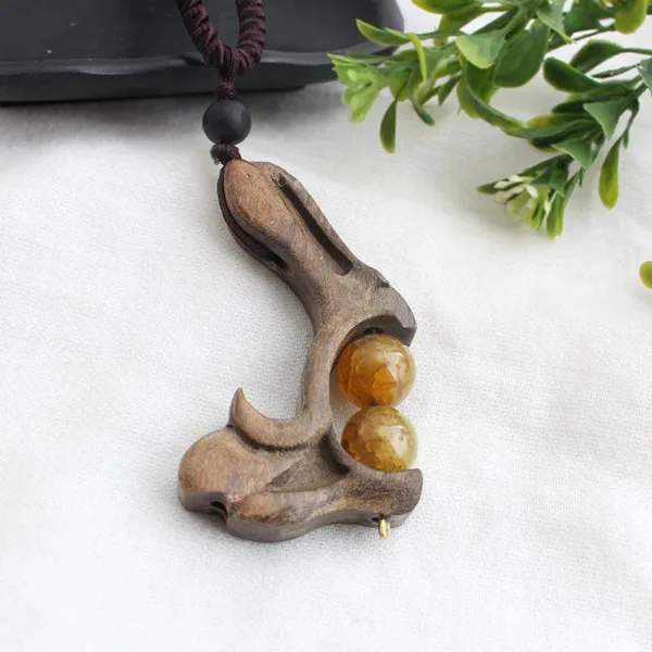 Collier en bois, texture artisanale