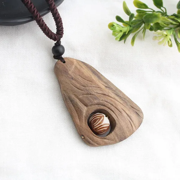 Bijou traditionnel africain en bois