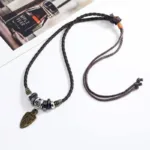 Ancien collier africain avec motifs tribaux uniques
