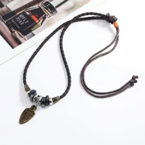 Ancien collier africain avec motifs tribaux uniques