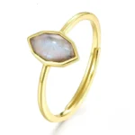 Bague africaine ornée d'une pierre colorée