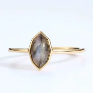 Bague avec pierre précieuse au design africain