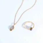 Bague artisanale africaine mettant en valeur une pierre