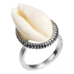 Bague inspirée de l'art africain avec motif Cauri
