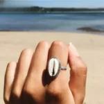 Bague Africaine avec coquillage Cauri, élégance artisanale