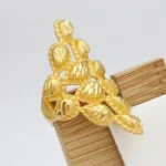 Élégante bague or avec motifs inspirés d'Afrique