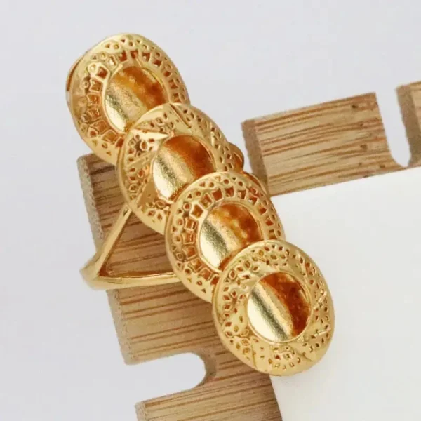 Bague raffinée en or avec forme de fleur