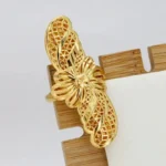 Bague avec finition or et motif floral