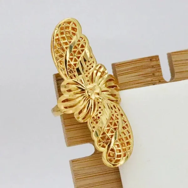 Bague avec finition or et motif floral