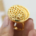 Bijou femme : bague en or aux détails floraux