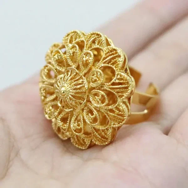 Bague à motif floral en or pour un style original