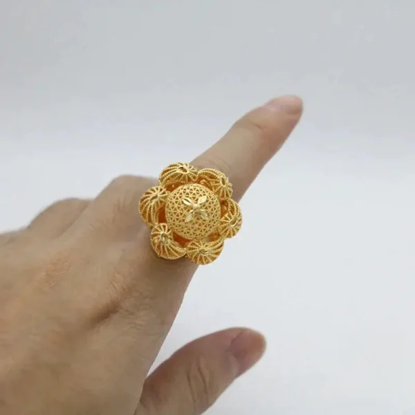 Bague or ornée de fleur stylisée