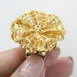 Bague artisanale en or aux motifs floraux