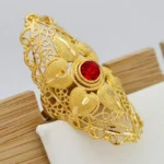 Style africain : bague fleurie en or
