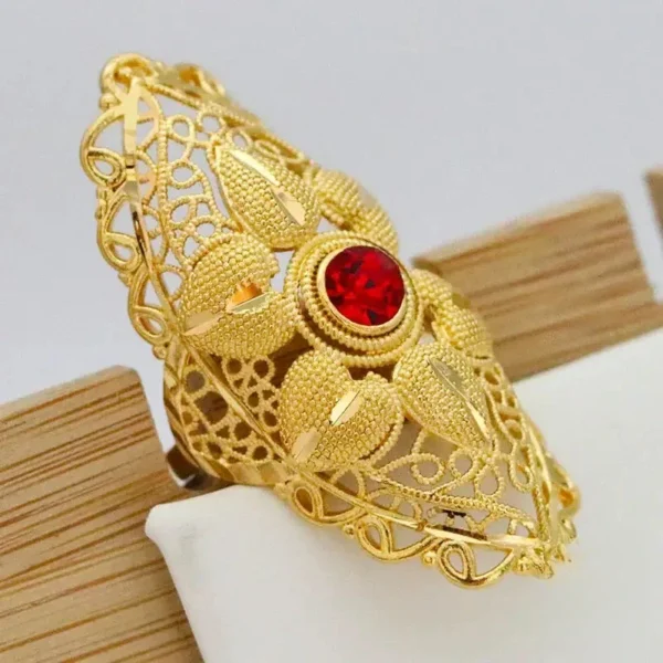 Style africain : bague fleurie en or