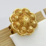 Bague en or avec design floral africain