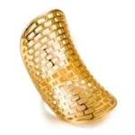 Accessoire en or aux influences africaines