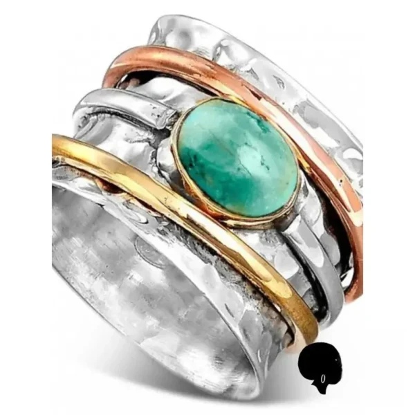 Accessoire chic en argent, évoquant l'Afrique