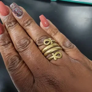 Bague en or représentant la Croix Ankh