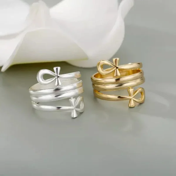 Bague design Ankh, style africain