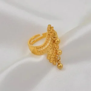 Design traditionnel africain pour cette bague argentée