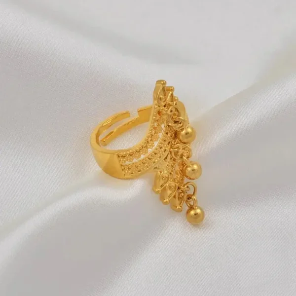 Design traditionnel africain pour cette bague argentée