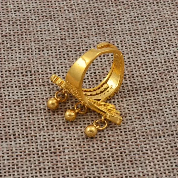 Bague argentée inspirée de l’art africain pour les promesses