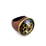 Bague en bois véritable au design africain unique