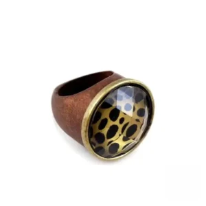 Bague en bois véritable au design africain unique