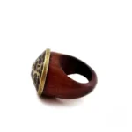 Bague en bois sculpté d'inspiration africaine