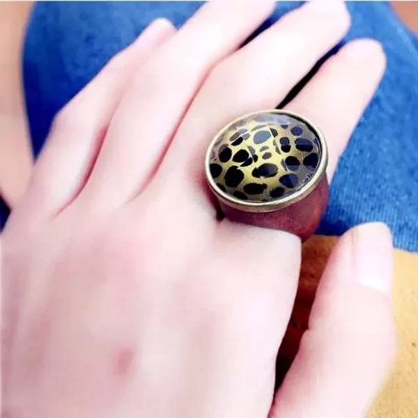 Bague artisanale en bois, touche ethnique élégante