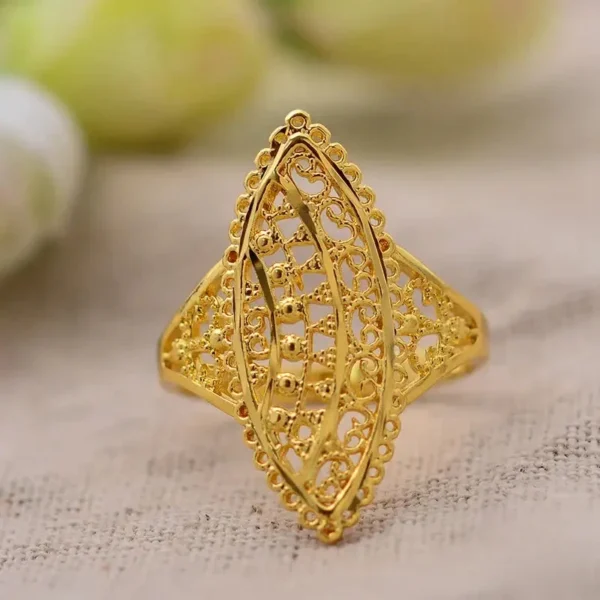 Bague éthiopienne en or, accessoire chic et tendance féminine