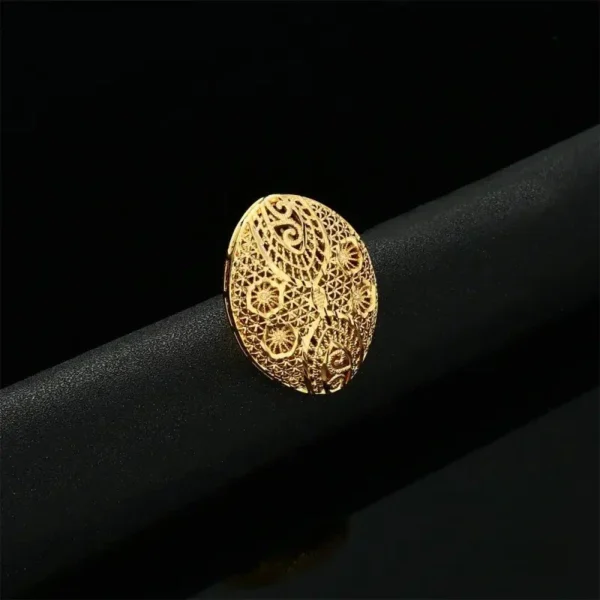 Bague artisanale, mélange de tradition et de modernité africaine