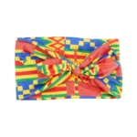 Accessoire de tête africain aux couleurs variées et lumineuses