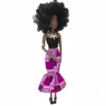 Poupée Barbie élégante avec un afro stylisé