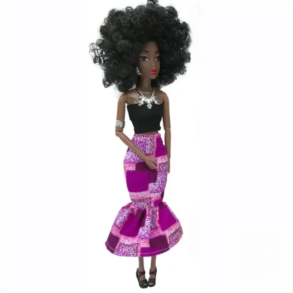 Poupée Barbie élégante avec un afro stylisé