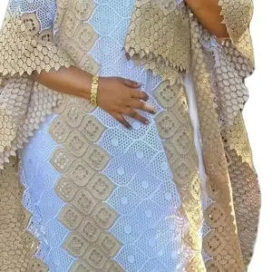 Vêtement africain féminin avec motifs en dentelle dorée