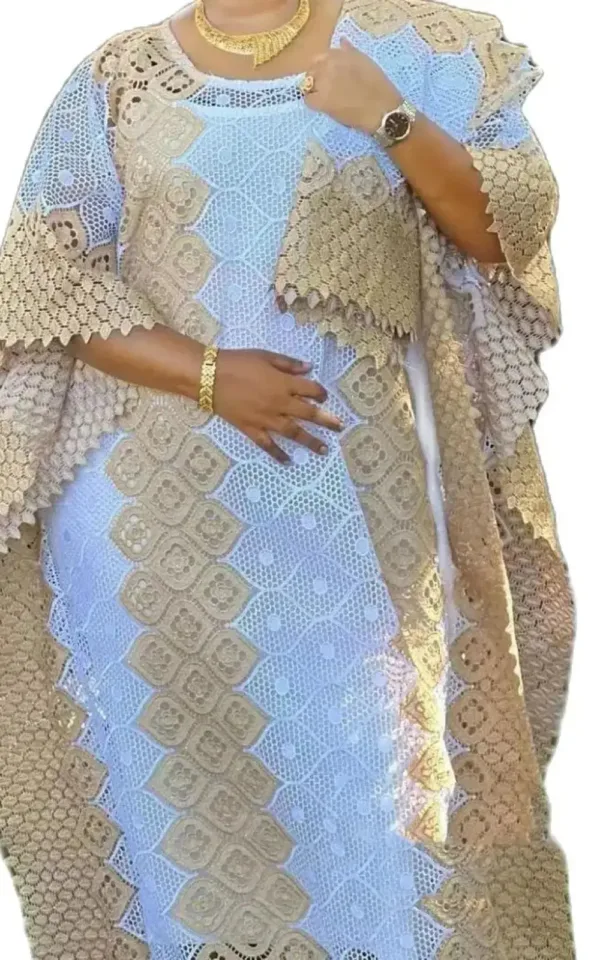 Vêtement africain féminin avec motifs en dentelle dorée
