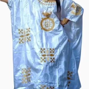 Boubou africain femme blanc et doré, style élégant et traditionnel