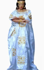 Vêtement culturel féminin, boubou blanc orné, chic et raffiné