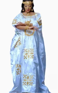 Vêtement culturel féminin, boubou blanc orné, chic et raffiné