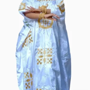 Vêtement culturel féminin, boubou blanc orné, chic et raffiné