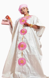 Boubou Africain Femme Rose et Blanc élégant et coloré