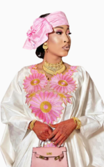 Tenue traditionnelle féminine en rose et blanc, style africain