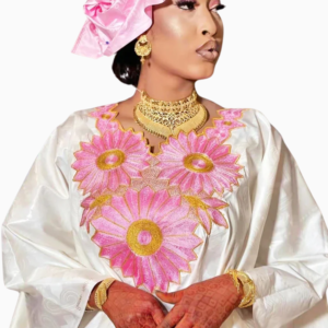 Tenue traditionnelle féminine en rose et blanc, style africain
