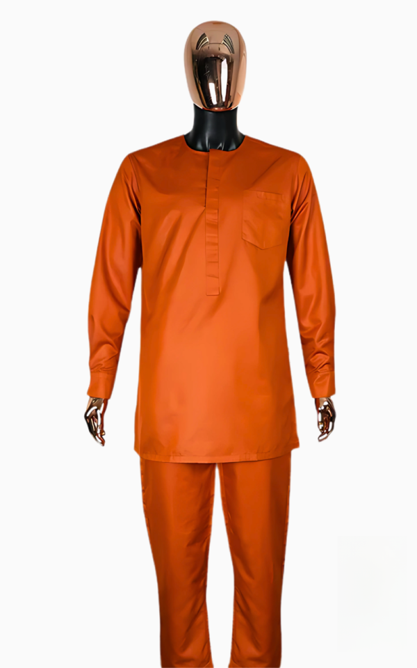 Vêtement traditionnel masculin de couleur orange