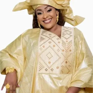 Boubou Bazin Mali Femme élégante en tissu africain coloré