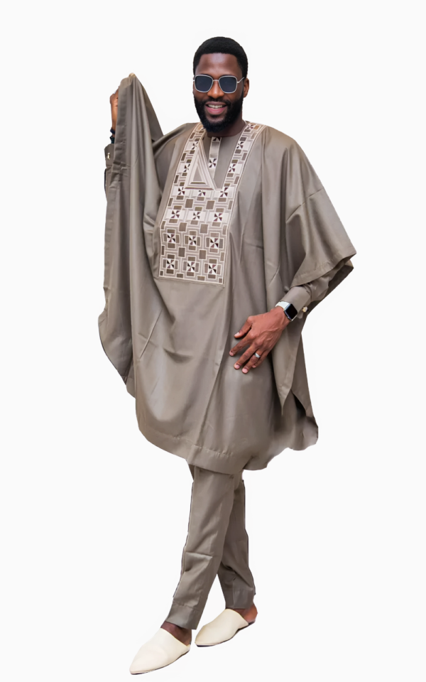 boubou-bazin-senegalais-gris-homme-1 Boubou Bazin Sénégalais Gris pour homme élégant