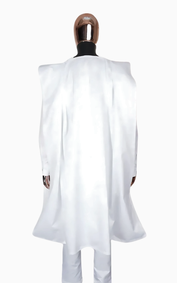 Boubou traditionnel en couleur blanche